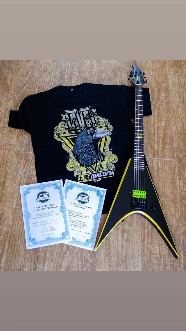 Certificado de autenticidad, especificaciones y remera de la marca que acompañan al instrumento